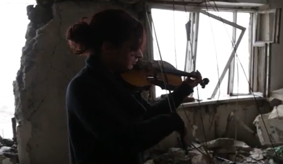 «Я рятую людей музикою». Cкрипалька з Берліна зіграла в зруйнованому будинку в Авдіївці