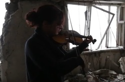 «Я рятую людей музикою». Cкрипалька з Берліна зіграла в зруйнованому будинку в Авдіївці