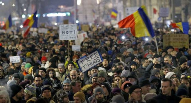 У Румунії не припиняються мітинги: люди вимагають відставки уряду