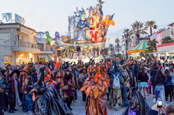 Ежегодный карнавал: итальянцы скрылись под масками