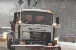 Затори, аварії, заборона в'їзду: столиця страждає від сильного снігопаду