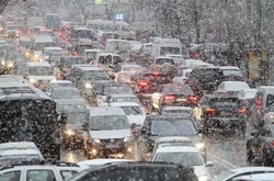 У Києві із снігових заметів дістали 12 вантажівок