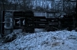 На Закарпатті рейсовий автобус з'їхав з дороги і зірвався в урвище