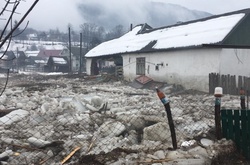 Моторошні фото паводку на Закарпатті: вода зносила все на своєму шляху