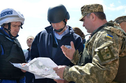 Українські офіцери потрапили під обстріл снайперів на Донбасі