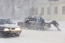 Через аварії на дорогах у дев'яти областях зберігається критична ситуація