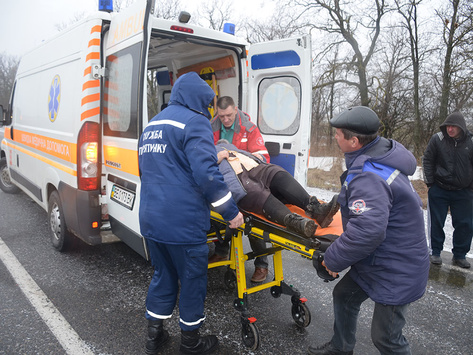 На Миколаївщині у ДТП загинув водій, жінка і троє дітей залишились заблокованими у авто