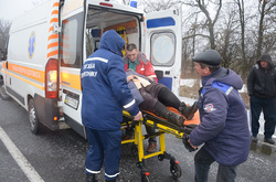 На Миколаївщині у ДТП загинув водій, жінка і троє дітей залишились заблокованими у авто