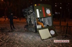 У центрі Миколаєва перекинувся автомобіль швидкої допомоги