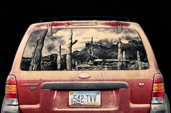 Пыльная работа: художник пишет крутые картины на грязных стеклах машин