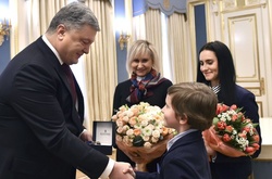 Порошенко зустрівся з дружиною та дітьми політв’язня Сущенка