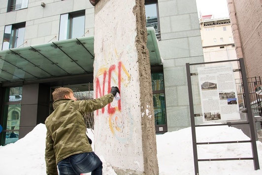 У Німеччині шкодують, що український нардеп вимазав фарбою Берлінську стіну