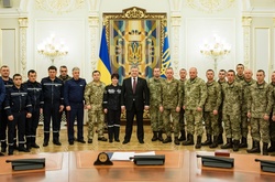 Порошенко нагородив захисників Авдіївки 