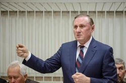 Єфремова випустили з «клітки» до зали суду 