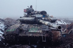 Бойовики гатять із танків, БТР і БМП