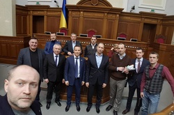 Рада закрилась із 20 депутатами у сесійній залі 