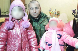 Донецька поліція забрала у матері дітей, які гуляли роздягненими на морозі