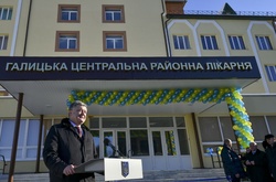 Порошенко на Івано-Франківщині відкрив лікарню, яку будували майже 40 років 