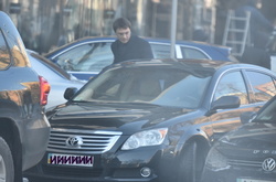 Володимир Омелян сідає а авто