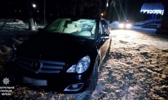 У Черкасах п'яний депутат облради на Mercedes збив чоловіка