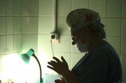 Хлопчик, якого матір викинула з вікна сьомого поверху, перебуває у важкому стані - поліція 