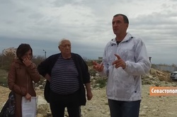 У Криму окупанти в своїх забирають землю 