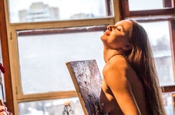 Обнаженная живопись: невероятные картины нарисованные грудью