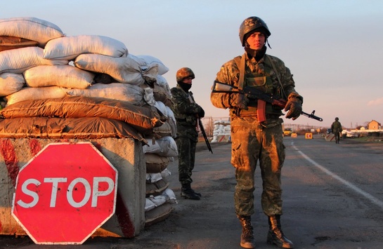 Поблизу окупованого Криму озброєні люди напали на українських військових