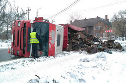 У Кривому Розі через ожеледь перекинулась фура із металобрухтом