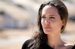 Анджелина Джоли решила восстанавливать пострадавший от развода имидж и ищет пиарщика