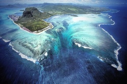 Оптическая иллюзия природы: захватывающие фотографии «подводного» водопада с высоты птичьего полета