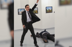  Знімок з місця вбивства посла Росії у Туреччині Андрія Карлова 