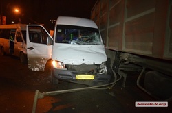 Масштабна ДТП у Миколаєві: дві маршрутки врізалися в зерновоз