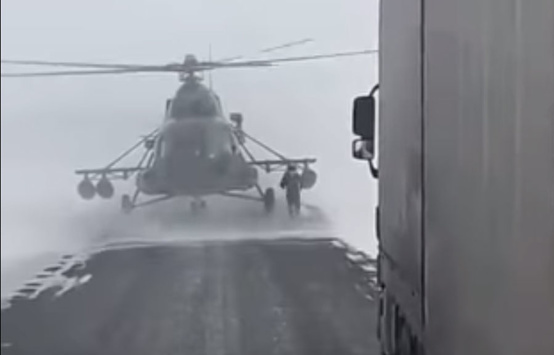 У Казахстані військовий вертоліт приземлився на автотрасу 