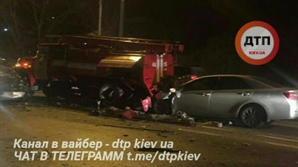 У Києві вночі автомобіль протаранив пожежну машину
