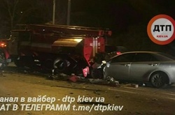 У Києві вночі автомобіль протаранив пожежну машину