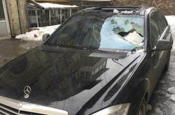 Бурулька проломила дах мерседесу