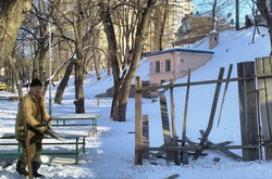 У скандальному сквері на Гончара намагалися встановити паркан (фото)