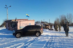 Блокпост на дорозі біля Золотого