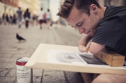 Рисует сердцем: реалистичные портреты, нарисованные художником, который родился без рук