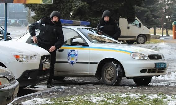 У центрі Києва чергують поліцейські з собаками й стоять металошукачі