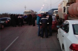 На Керченській переправі почався бунт далекобійників