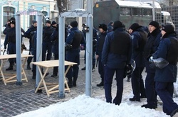 Тривають заходи із вшанування пам’яті Героїв Небесної Сотні. У центрі Києва встановлені рамки з металошукачами