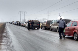 У чергах на пунках пропуску у зоні АТО стоять майже 700 автівок
