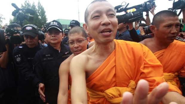 У Таїланді тисячі ченців і парафіян виступили проти поліції