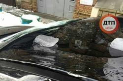 У центрі Києва крижана брила розчавила дах автомобіля