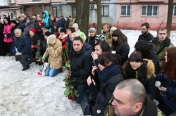 Сльози та квіти: у Запоріжжі попрощалися із загиблим солдатом АТО Леонідом Сазоновим