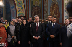 Порошенко, Гройсман та Луценко помолилися за упокій душ героїв Небесної сотні