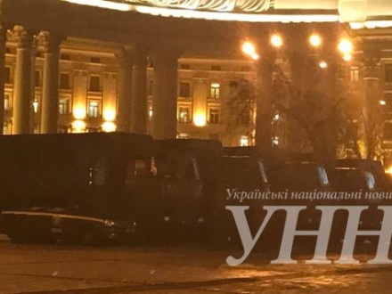 До Михайлівського собору у Києві підігнали автозаки
