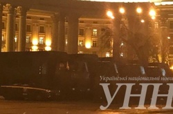 До Михайлівського собору у Києві підігнали автозаки